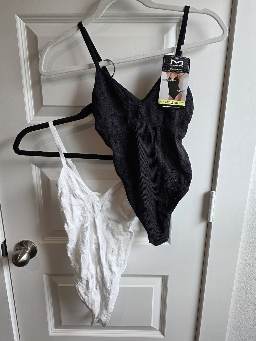 Maidenform Seamless Smoothing Lace Bodysuit Black & white Small G123